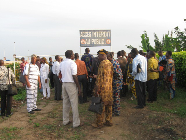 Les participants sur l'entrée de l'ancien pont de Porto-Novo pour examiner le dispositif de dragage de sable