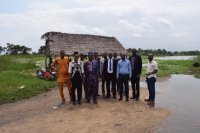 Photo de famille sur le site de construction du centre de production du gel (…)