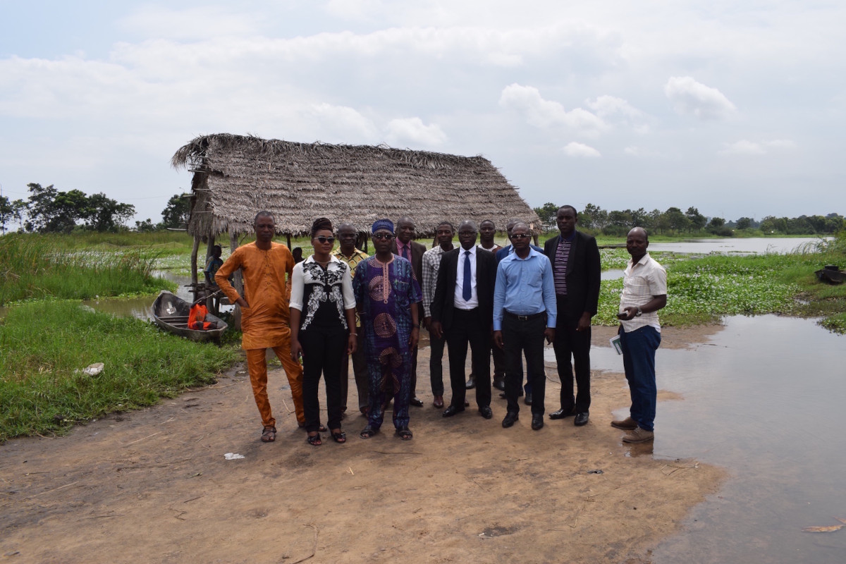 Photo de famille sur le site de construction du centre de production du gel ethanol